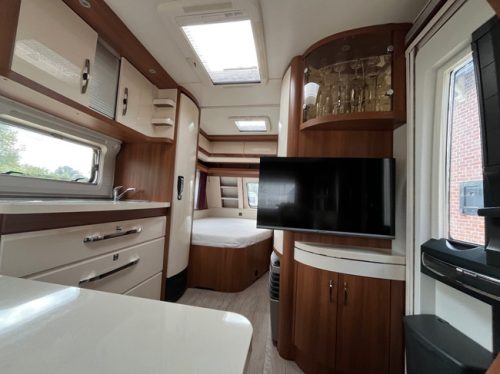 Hobby 495 Ufe Excelent Franz&ouml;sisches Bett, Rangierhilfe . Foto: 6