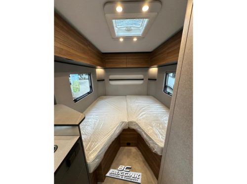 Eriba Novaline 442 - V BED photo: 4