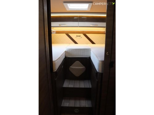 Mc Louis MC4 865 140pk Automaat | Levelsysteem | 5 Zitplaatsen | Dak airco | Hefbed | Luifel | Construct slot | Zonnepaneel | Fietsendrag foto: 20