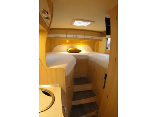 B&uuml;rstner Travel Van T 620 G Single beds, Automatic  photo: 16
