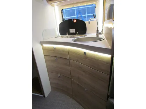 Eura Mobil Profila RS 695 EB Mondial,Single beds and Pop-top roof  photo: 3