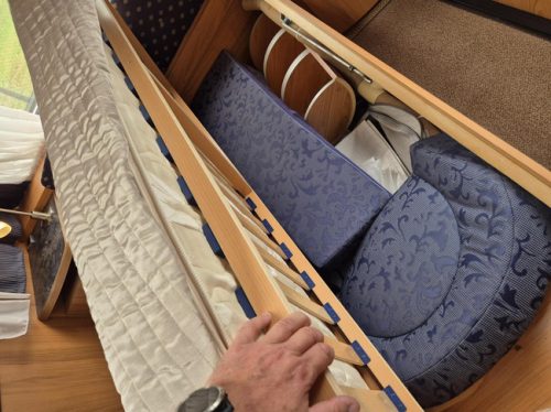 B&uuml;rstner 525 TS Belcanto Queens bed small awning photo: 16