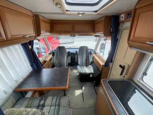 Hymer B 674 Lit fixe Lit escamotable photo : 9