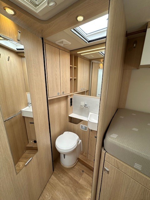 Hymer BMC-I 680, automatic, without drop-down bed! photo: 10