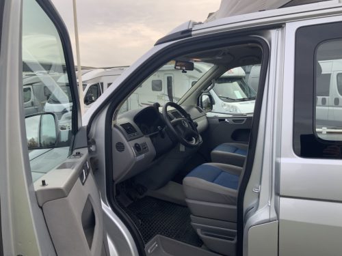 VW Westfalia California 2.5 TDi 130 HP, 5 Seats, 4 Berths, Elektr. pop-top roof / side door, Year of manufacture 2006 Motorhome Centre On the Road at the Noorderringweg 4 in Marum. photo: 16