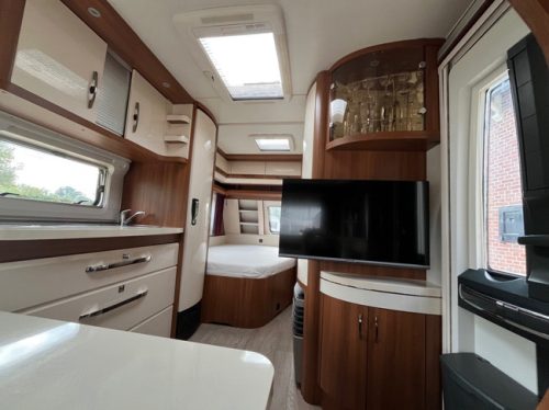 Hobby 495 Ufe Excelent Franz&ouml;sisches Bett, Rangierhilfe . Foto: 9