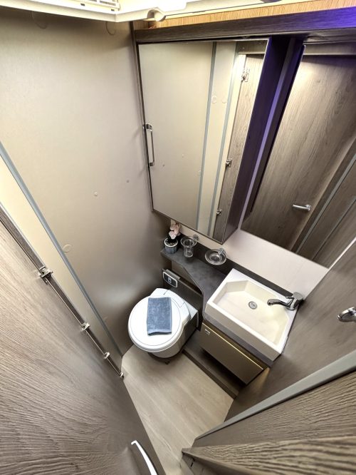 Chausson 768 XLB Titanium AUTOMATIC QUEEN BED + POP-TOP ROOF + F2F photo: 9