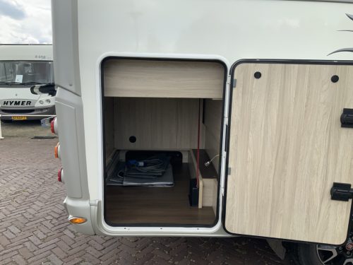Laika Exclusieve Ecovip AUTOMATIC, 2.3 Multijet 150 HP, Semi-integrated, Queen bed, Half-dinette, Swivel seats Motorhome centre on the road photo: 4
