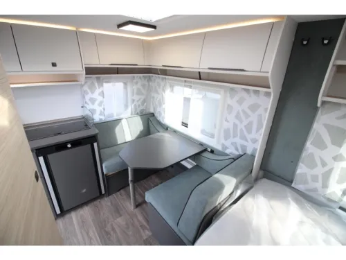Fendt Apero Activ 390 FH French bed & end kitchen! photo: 9