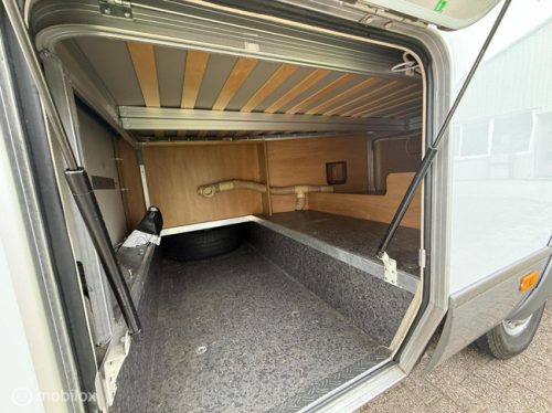 Hymer B574 &ndash; Spacious A-class Motorhome with fixed bed AND generous pop-top roof photo: 22