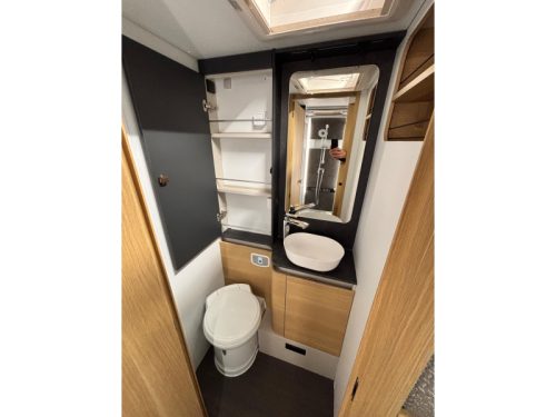 Adria Matrix Plus 670 DL Automaat + Hefbed  foto: 14
