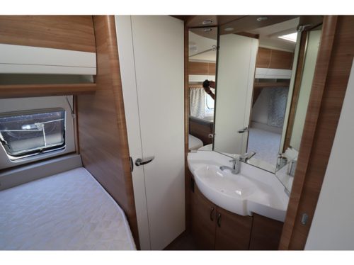Hobby De Luxe 400 SFE Mover / Awning photo: 18