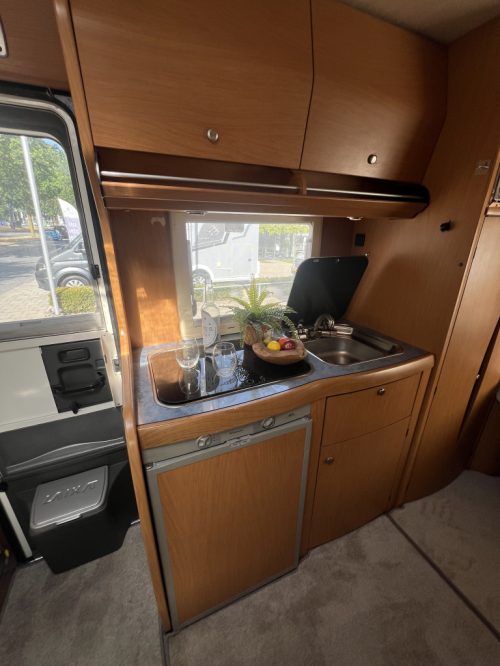 Laika Ecovip 715 SINGLE BEDS+POP-TOP ROOF MOTOR AIR CONDITIONING TOW HITCH photo: 6