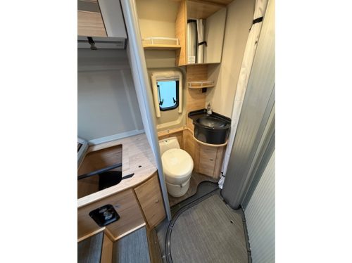 Dethleffs Globetrail 640 ER AUTOMATIC / VAN CONVERSION BIKER / LITHIUM / SOLAR / / MAXI / BLIND SPOT DETECTION / LED HEADLIGHTS / AWNING photo: 8