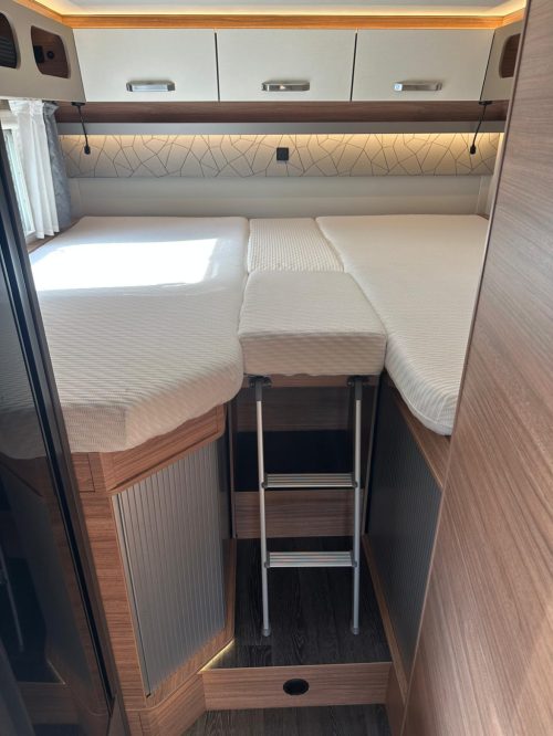 Weinsberg CaraSuite 650 MEG automatic, single beds + pop-top roof photo: 20