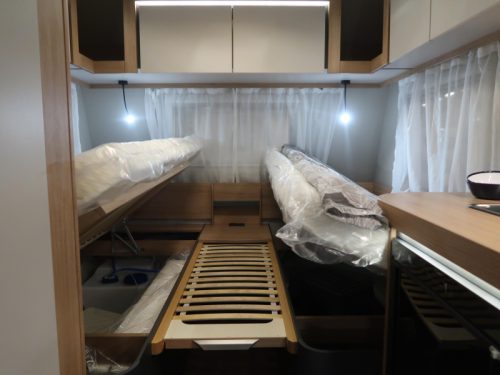 Knaus Sport 460 EU EINZELBETTEN / GER&Auml;UMIGE SITZGRUPPE Foto: 9
