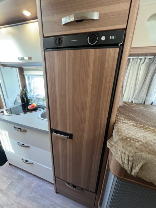 Weinsberg CaraCompact 600 MEG ENKELE BEDDEN BEARLOCK MAXFANN Foto: 6
