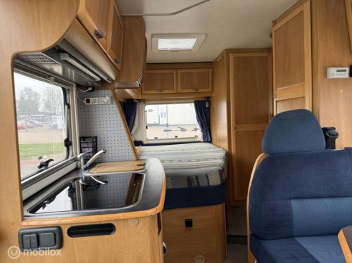 Hymer B574 &ndash; Spacious A-class Motorhome with fixed bed AND generous pop-top roof photo: 20