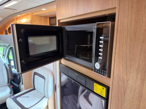 Knaus Sky TI 700 MX Queensbett Niveauregulierung Foto: 9