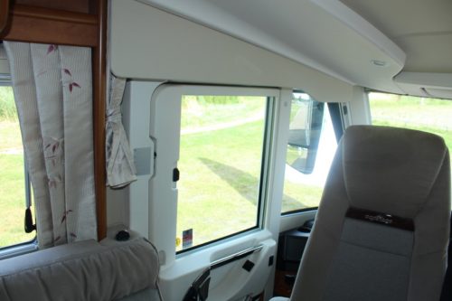 Carthago 4.2 Vollintegriert 2.3 M-jet 148 PS, Alko Fahrgestell light, Motor-Klimaanlage, Hubbett & Querbett, Garage, Drehst&uuml;hle vorne, L-Sitz, Seitensitz, etc. Marum (Groningen) Foto: 19