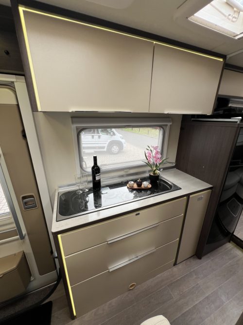 B&uuml;rstner Viseo I 700 2X DINETTE + HEFBED UNIEKE INDELING! Foto: 5
