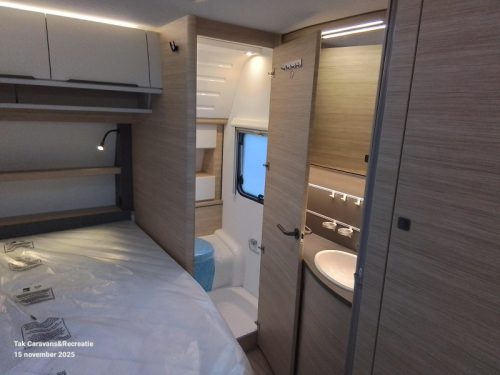 Fendt Apero 465 SFB central kitchen and French bed photo: 12