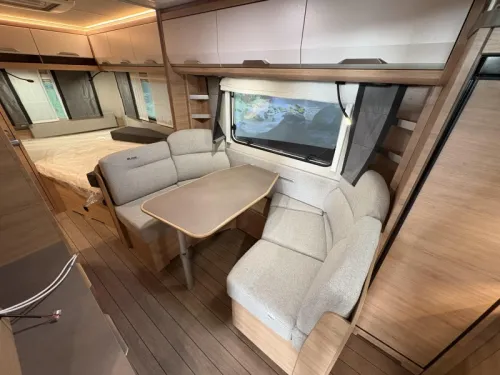 Knaus Sudwind Black Selection 500 PF K&uuml;chenzeile / Franz&ouml;sisches Bett  Foto: 9