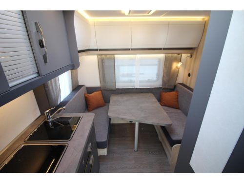Hobby De Luxe 400 SFE French bed & tall refrigerator photo: 5