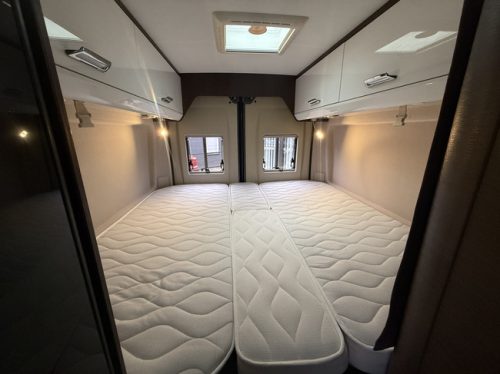Karmann davis 620 9 speed automatic van conversion 141 hp euro 6 single beds awning flyscreen door swivelling bike rack solar panel photo: 18