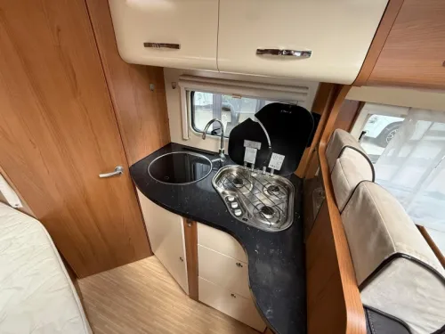 LMC Liberty Cruiser II 592 Compact Fixed bed Air conditioning photo: 15