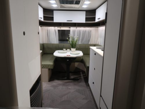 Dethleffs C'go Active 495 FR GER&Auml;UMIGE AUFTEILUNG UND HOHER K&Uuml;HLSCHRANK Foto: 9