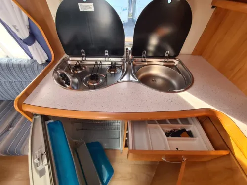 Hobby De Luxe 460 UFE mit Vorzelt Foto: 10