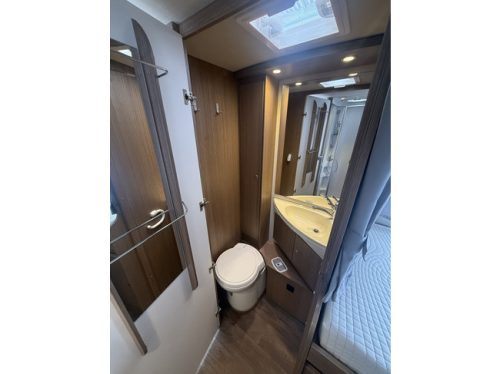 Hymer carado T 447 automatique lits jumeaux auvent climatisation de toit panneau solaire antenne parabolique &eacute;lectrique TV cam&eacute;ra porte-v&eacute;los grand garage r&eacute;frig&eacute;rateur XXL photo: 18