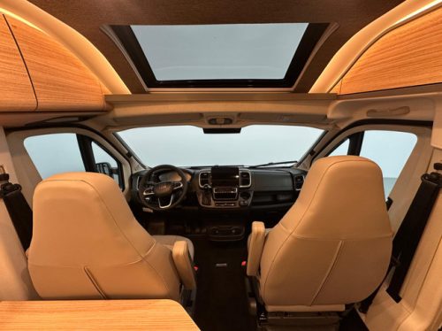Malibu Van Comfort 640 LE Charming GT Skyview photo: 10