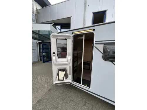 Knaus Sudwind Black Selection 540 FDK STAPELBED-6 PERSOONS  Foto: 2