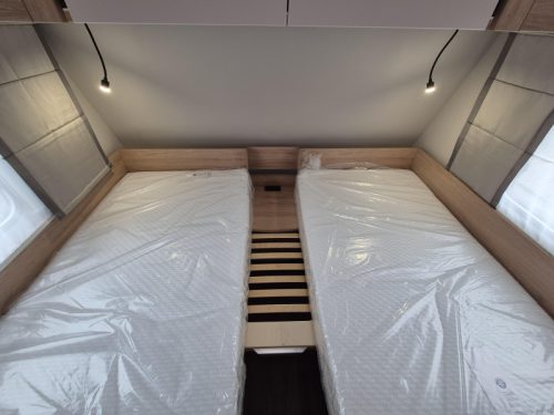 Knaus Sport Platinum 500 EU U-shaped dinette + single beds photo: 7