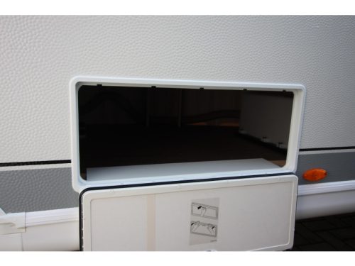 Hobby De Luxe 400 SFE French bed & tall refrigerator photo: 21