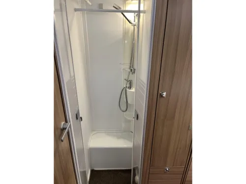 Adria Matrix 670 DL Face to face seating / Level photo: 13