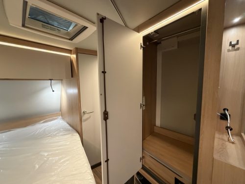 Knaus Sport 450 FU dinette / french bed  photo: 20