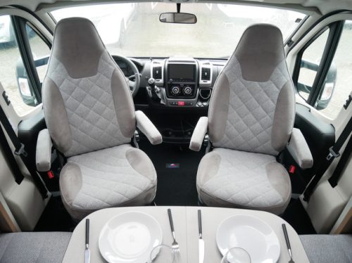 Carado T459, Face-to-Face, Queensbed, Hubdach, XXL Garage, Klimaanlage Foto: 5