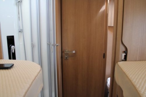 Robust AUTOMATIC 180 hp Malibu I 490 LE by Carthago lift-and single length beds (124 photo: 55