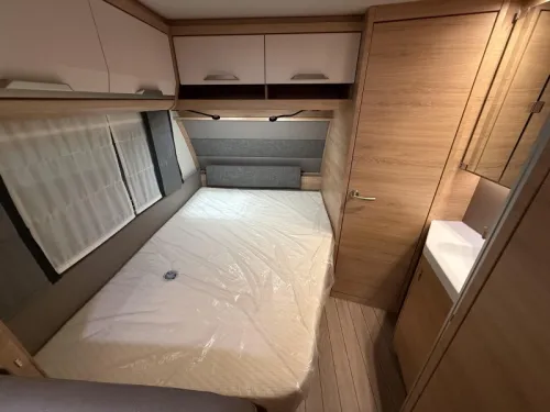 Knaus Sudwind Black Selection 540 FDK Etagenbett / Franz&ouml;sisches Bett Foto: 8