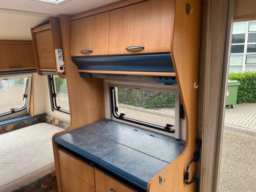 Hobby De Luxe 400 SF | Awning | Bike rack | Mover Semi Automatic | Fixed bed | Dinette (Train seat) | Tempo 100 | Shock absorbers photo: 12