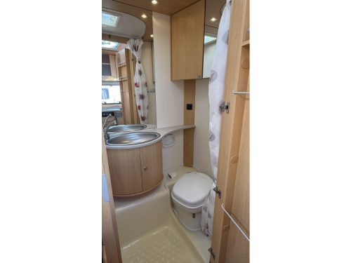 Dethleffs Camper 440 DB Querbett Sitztoilette Foto: 5