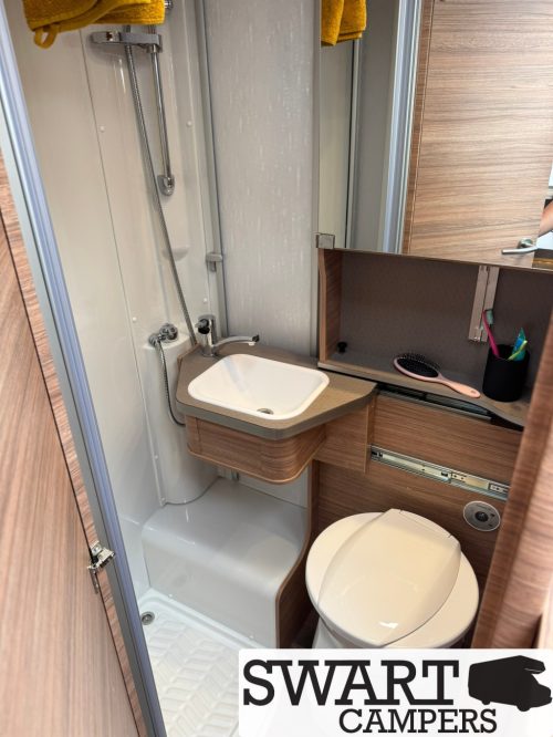 Weinsberg CaraCompact 600 MEG Edition [pepper] Automatic 180 hp single beds photo: 14