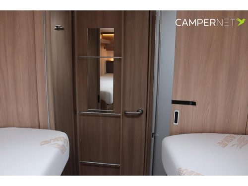 Laika KOSMO 509L 160hp Automatic | Single beds | Separate shower | LPG system | Solar panels | Bearlock | Awning | Roof fan photo: 18