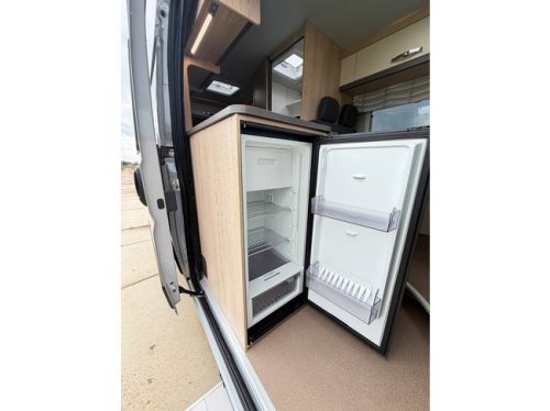 P&ouml;ssl Summit 640 180 PS AUTOMAAT / WECHSELRICHTER 1500W / Massenschalter / CARPLAY / TV Foto: 6