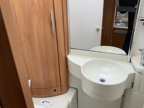 Hymer    B 674 SL   2.3 M. 130 PK  Vollintegriert, 4 Schlafpl&auml;tze  4 Gurte  , Einzelbetten, Hubbett, Motor-Klimaanlage, Bj.2008 &bdquo;Ihr Wohnmobil-Verkaufsvermittler Marum Camper Zentrum on the road Foto: 26