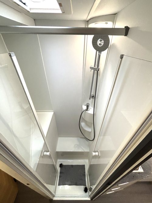 Adria Matrix 650 DC CAMA QUEEN + CAMA ABATIBLE + CARA A CARA 2023 foto: 11
