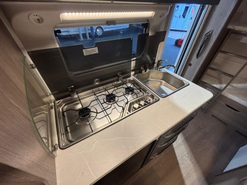 Hobby On Tour 470 KMF with awning and bunk bed  photo: 15